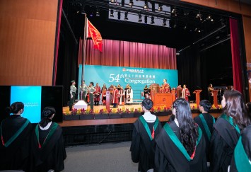 嶺大於畢業典禮中舉行升國旗儀式。