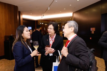 出席的嘉賓以及協理副校長（學生事務）李東輝教授（左二）與學生互動。