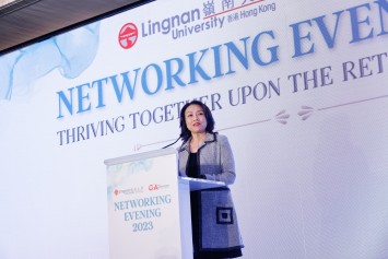 Ms Carrie Leung Ka-lai, Council Member of Lingnan University and Chairman of Career Development Committee, delivers a thank-you speech.