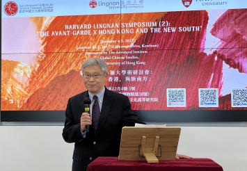 Prof David Wang Derwei of Edward C. Henderson Professor of Chinese Literature and of Comparative Literature, Harvard University, delivers a speech.