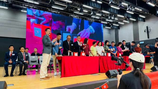 7500台嶺大研發的空氣淨化機於國慶日贈予深水埗劏房戶 展現官商民學協作 締造關愛共融社會