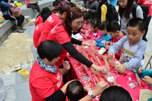 Lingnan student volunteers help promote concept of happy family