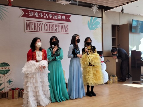 At the 2022 Christmas Party and Market, Lingnan international students from Kyrgyzstan sang folk songs and danced with the elderly, sharing their own traditions and culture.