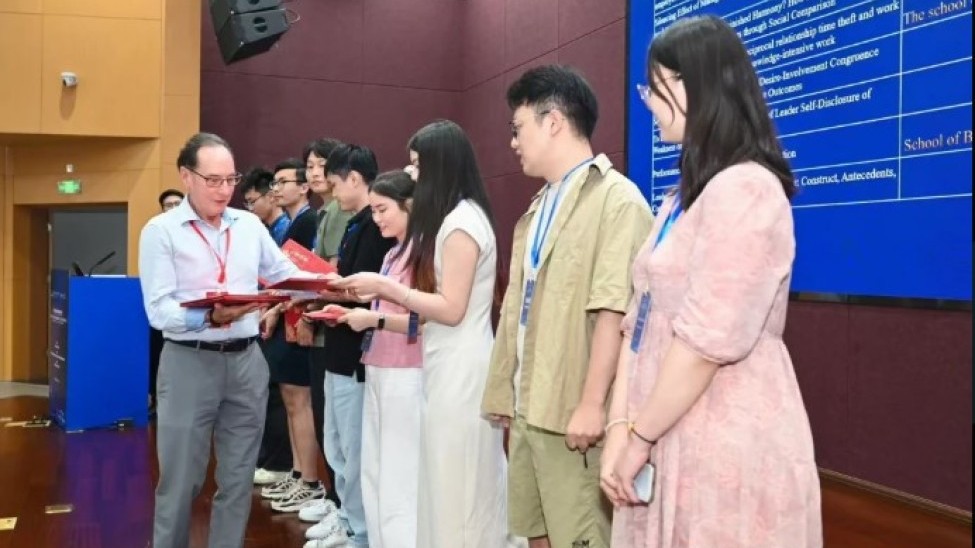 Congratulations to PhD students XU Qianqian and DENG Jiayin for their Outstanding Doctoral Proposal Awards at the 2025 SIOP Frontier Research Forum