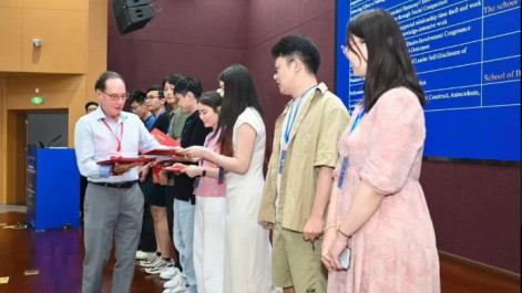 Congratulations to PhD students XU Qianqian and DENG Jiayin for their Outstanding Doctoral Proposal Awards at the 2025 SIOP Frontier Research Forum