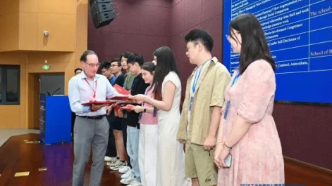 Congratulations to PhD students XU Qianqian and DENG Jiayin for their Outstanding Doctoral Proposal Awards at the 2025 SIOP Frontier Research Forum (English version only)