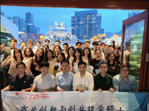 那些曾一同伏案、一同求索的身影, 此刻重又并肩,笑语温温,往事历历。 青春的余温尚在,前路的灯火已明, 一场相聚,既是一段岁月的收梢,亦是一段新程的开篇