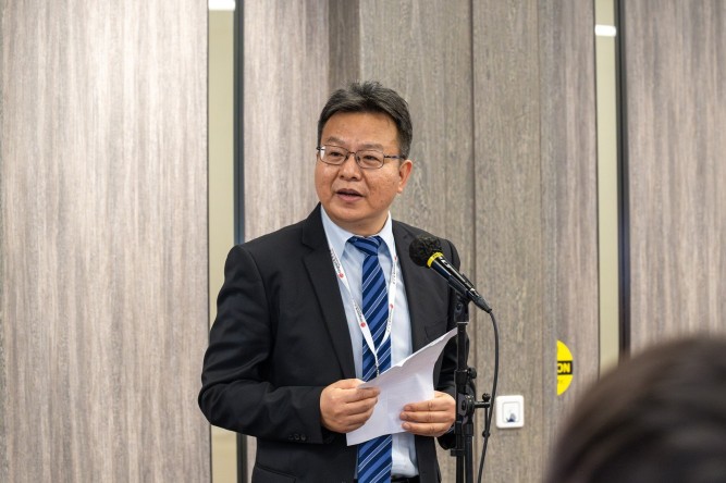 Prof LENG Mingming, Dean of the Faculty of Business at Lingnan University, delivers a welcome address.
