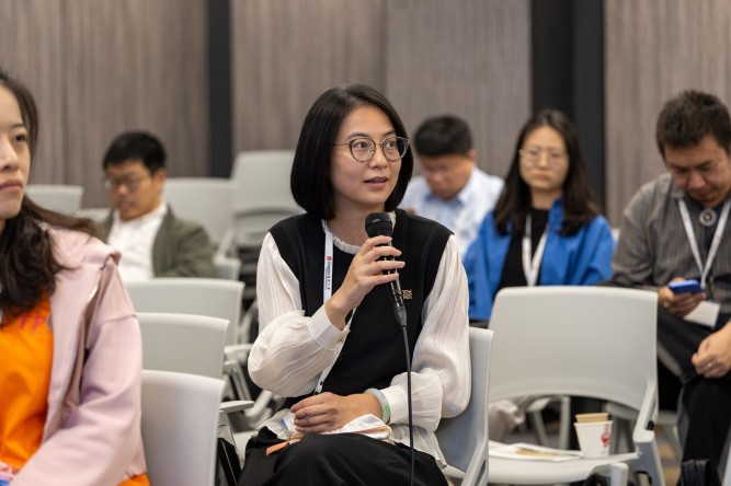 Prof WEI Lai, Lingnan University, shares her insights with young researchers during the Phd Student Paper session.