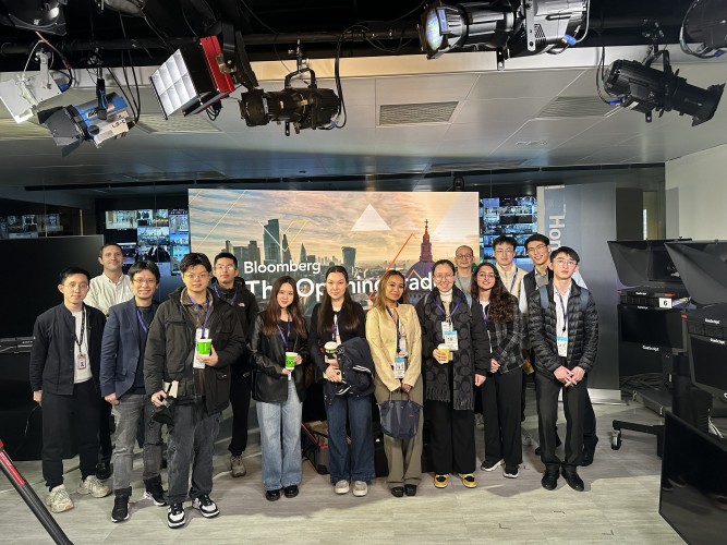 Group photo of Bloomberg representatives and Lingnan University professor and students