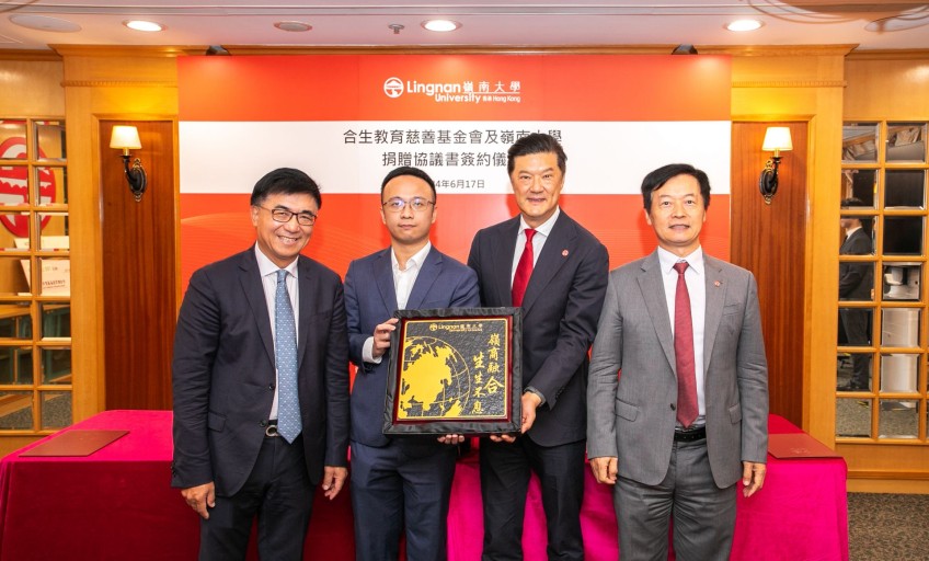 Lingnan University presents souvenir to Hopson Education Charitable Funds.