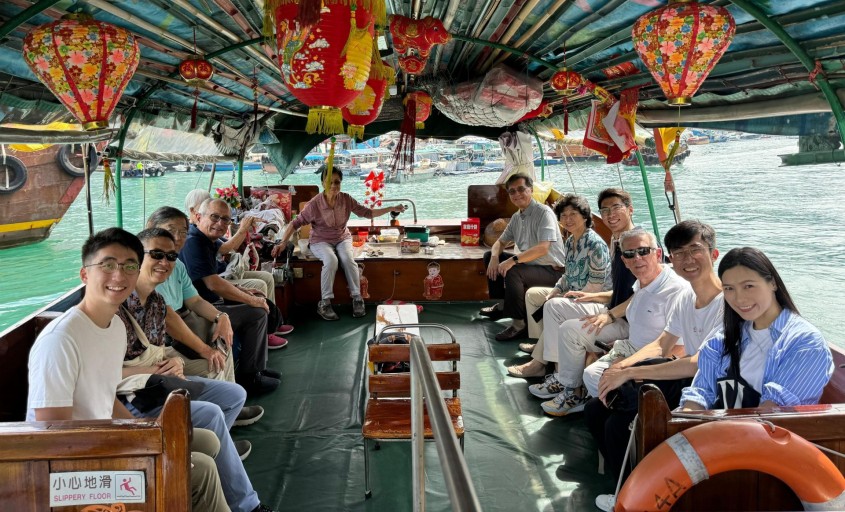 The representatives from the Lingnan Foundation watched dragon boat races from a traditional sampan, accompanied by Lingnan staff and students