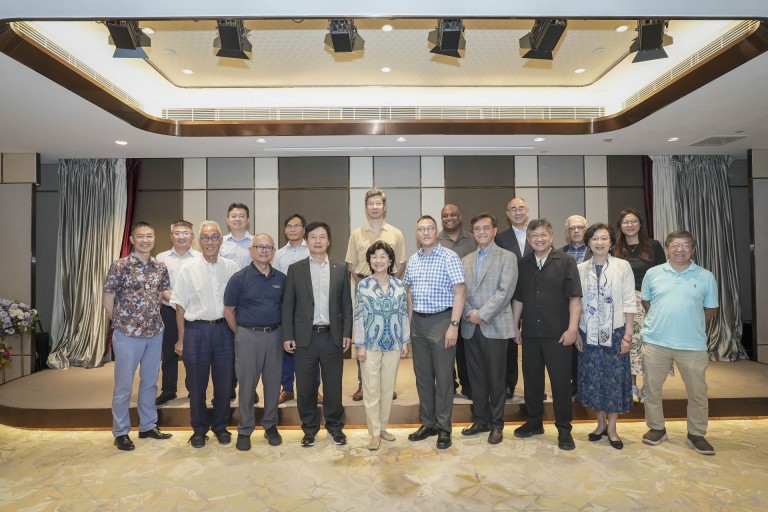 The representatives from the Lingnan Foundation and the senior management of Lingnan University for a dinner gathering