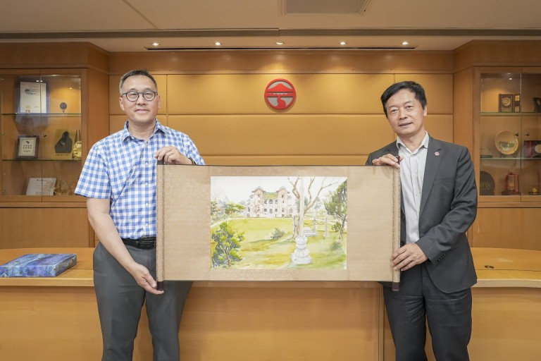 President Qin presenting souvenir to Dr. Leighton Chan, M.D., Chair of the Lingnan Foundation Board of Trustees