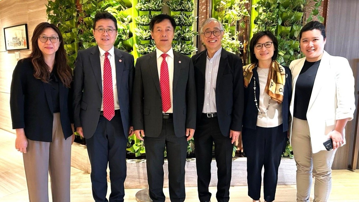 Group photo of representatives of Wofoo Social Enterprises, President Dr Joseph Lee (3rd right), Ms Christina Lee (2nd right), Ms Phoebe Wan (1st right), and representatives of Lingnan University, President S. Joe Qin (3rd left), Associate Vice-President (Academic Affairs and External Relations) Prof Lau Chi-pang (2nd left), and Director of Institutional Advancement and Public Affairs Ms Ella Lee Wai Man (1st left).