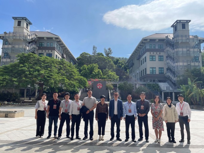 Senior administrators of the 25th Seminar took a group photo on the campus of Lingnan University.