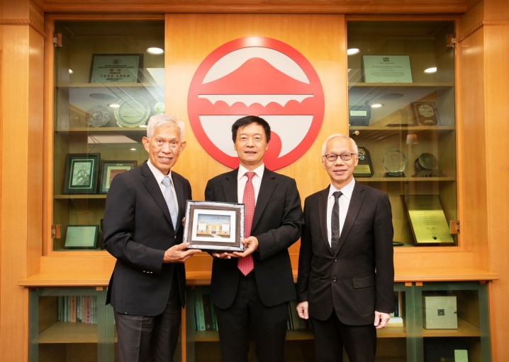 Mr Tin Hing Sin (left), Chairman of the Board of the Tin Ka Ping Foundation and Mr Tin Wing Sin (right), Members of the Board, receive the souvenir from President S. Joe Qin (middle).