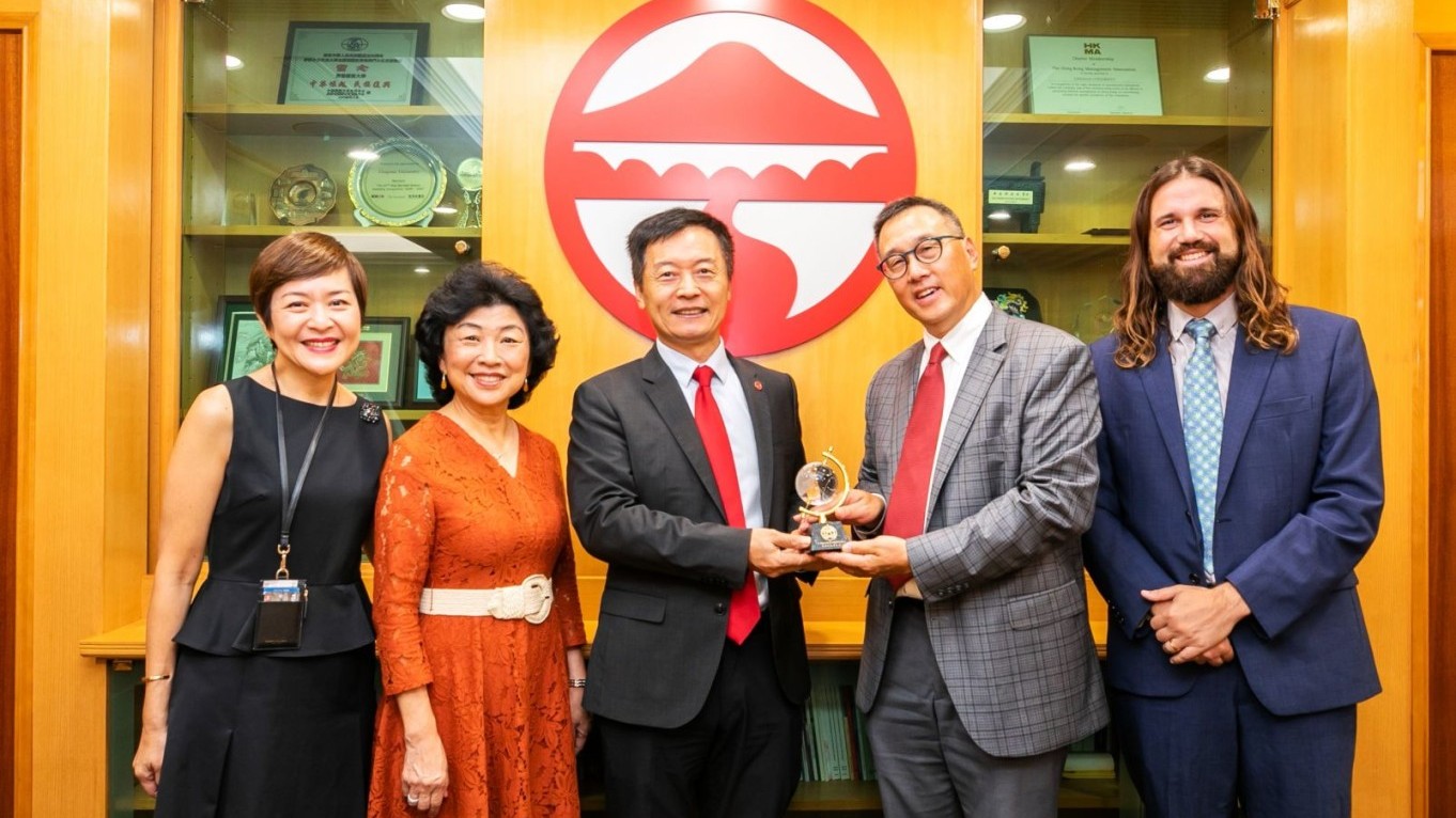 The representatives of the Lingnan Foundation, Dr Leighton Chan (2nd right), Dr Ding-Jo Currie (2nd left), and Mr Ian Heuer (1st right), present souvenir to President S. Joe Qin (middle), accompany by Mrs Amy Leung (1st left), Director of Institutional Advancement and Public Affairs.