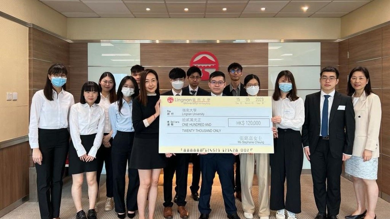 Ms Stephanie Cheung (front row 1st from the left) presents the cheque to the representatives of recipients of the “Yuen Tak Hung Financial Assistance 2022/23”.