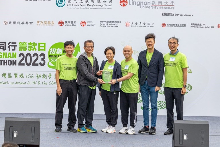 Financial Secretary the Honourable Paul Chan Mo-po, (2nd left), LU Council Chairman Mr Andrew Yao Cho-fai (2nd right), Chairman of the Institutional Advancement Committee Mr Mason WU Shang-tun (1st right) and President Prof Leonard K Cheng (1st left) present souvenir to Mr Ross Li, Executive Director (3rd right) and Ms Rosanna Lee (3rd left) of Title Sponsor Lee & Man Paper Manufacturing Limited.