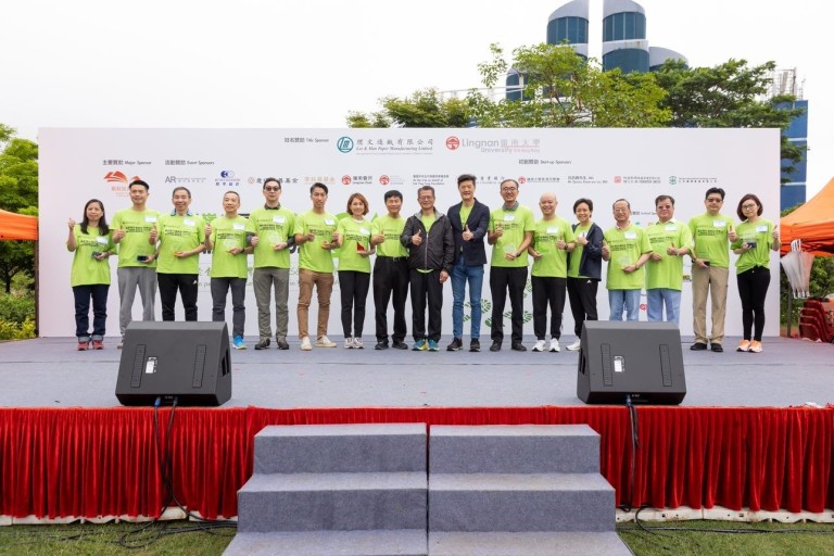 Officiating guests present souvenirs to Sponsors of the Walkathon.