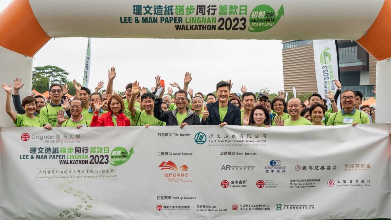 Financial Secretary the Honourable Paul CHAN Mo-po (middle) kicks off the Walk together with LU Council Chairman Mr Andrew YAO Cho-fai (5th right), Chairman of the Institutional Advancement Committee Mr Mason WU Shang-tun (1st left), President Prof Leonard K Cheng (5th left) and sponsors.