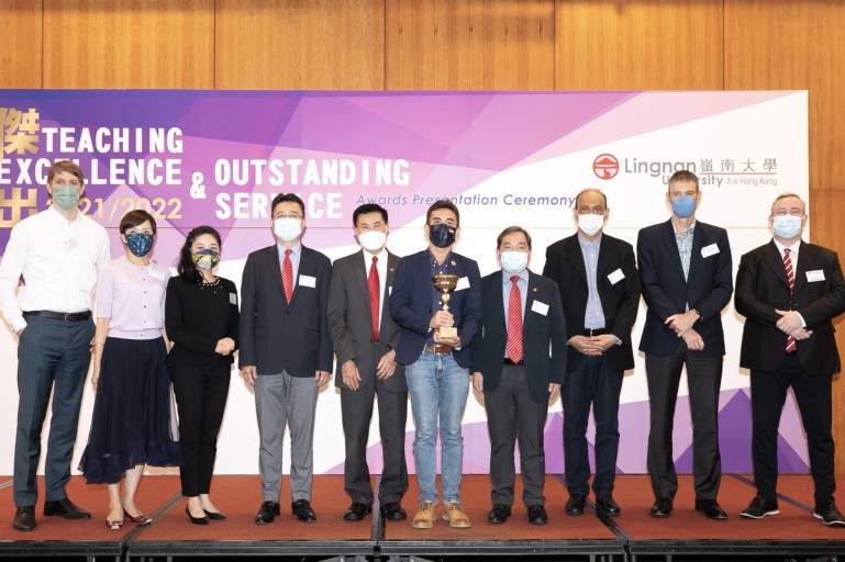 Group photo of Mr Nicholas Ooi Tyan-chyi, recipient of Dr and Mrs James Tak Wu Awards for Outstanding Service (5th right), President Prof Leonard K Cheng (5th left), Vice-President Prof Joshua Mok Ka-ho (4th right), and other senior managements of the University.