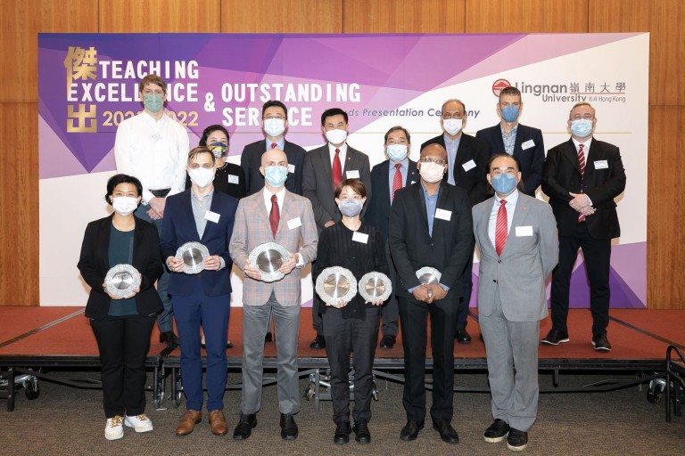 Group photo of recipients of the Teaching Excellence Awards, President Prof Leonard K Cheng, Vice-President Prof Joshua Mok Ka-ho, and other senior managements of the University.