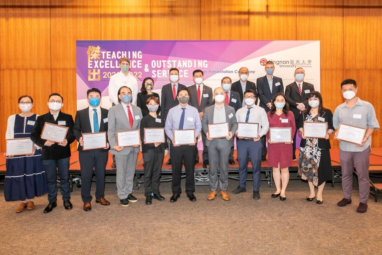 Group photo of recipients of the Teaching Excellence Awards, President Prof Leonard K Cheng, Vice-President Prof Joshua Mok Ka-ho, and other senior managements of the University.