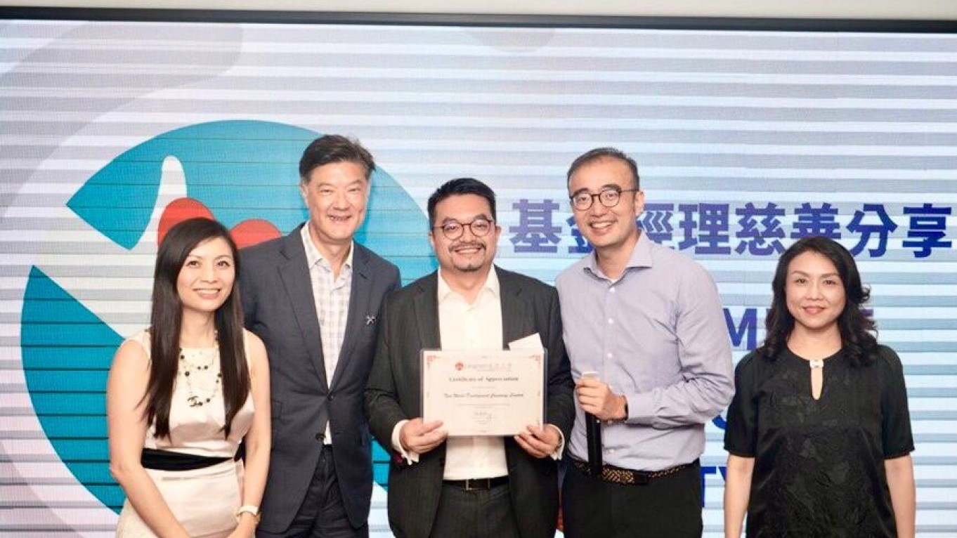 Council Chairman Mr Andrew Yao Cho Fai (2nd left), Council Member Ms Fonia Wong Yeung Fong (1st left), Ms Carrie Leung Ka Lai (1st right) and Mr Mason Wu Shang Tun (2nd right) present certificate to the representative of New World Development Company Limited, Chief Financial Officer Mr Edward Lau (middle), who has made a generous donation to the “First Generation University Education Fund”.