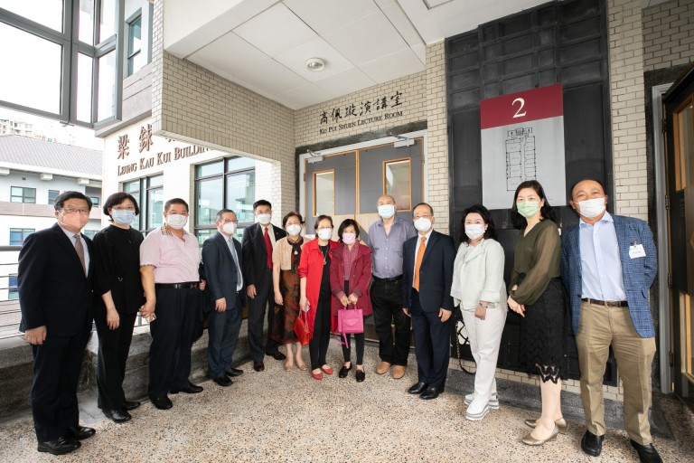 Dr Winnie Ko Pui Shuen (6th left), Ms Katherine Cheung Marn Kay (3rd right), Prof Leonard K Cheng (5th left) and guests visit the “Ko Pui Shuen Lecture Room”.