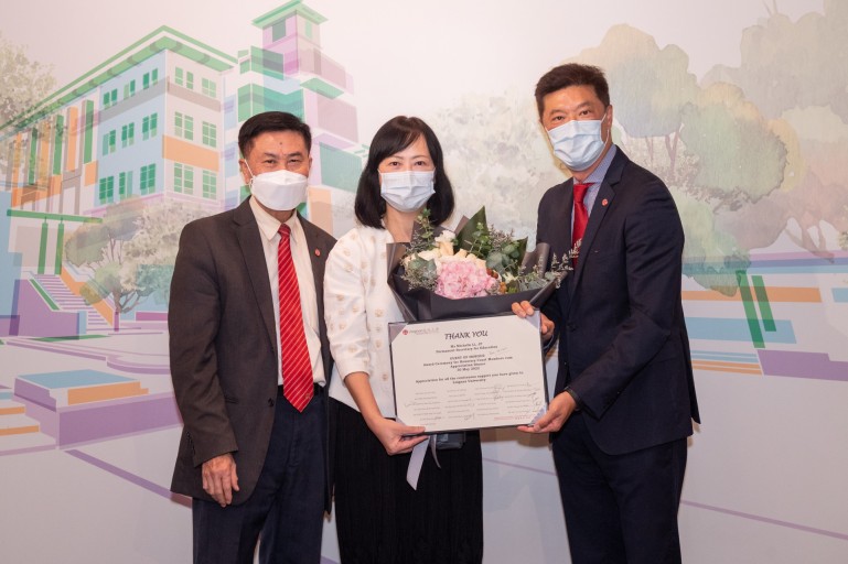 Mr Andrew Yao Cho Fai and Prof Leonard K Cheng present a Thank You Card to Ms Michelle Li Mei Sheung.
