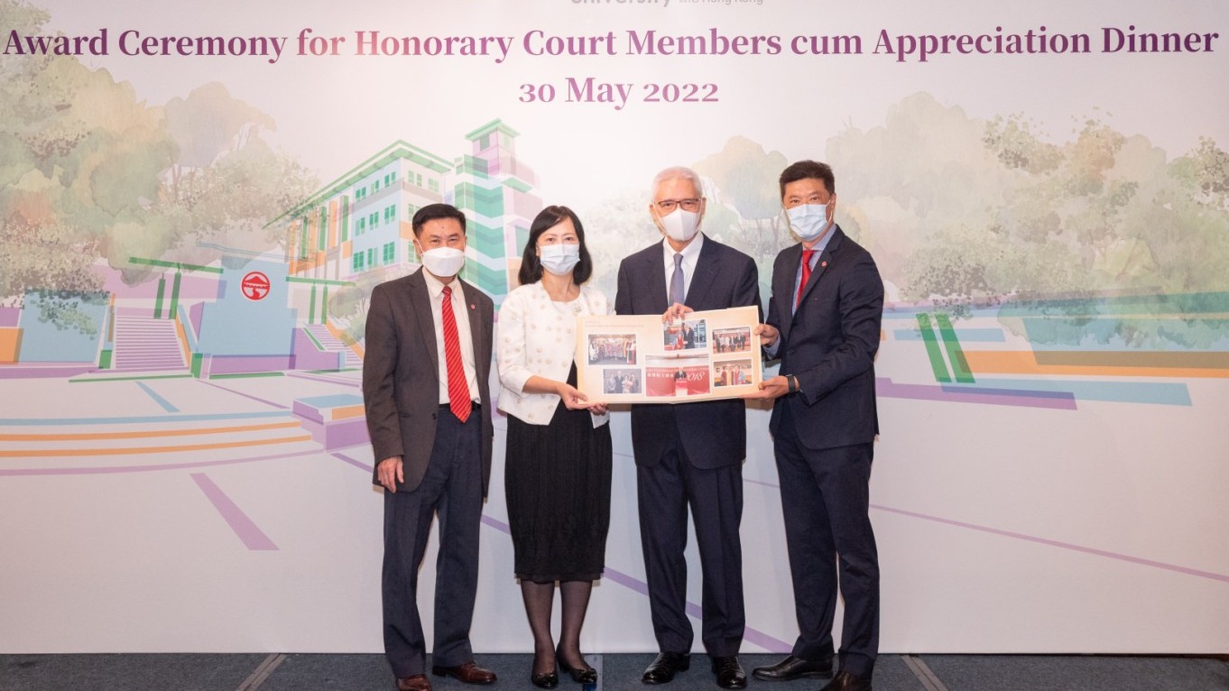 Permanent Secretary for Education Ms Michelle Li Mei Sheung, Mr Andrew Yao Cho Fai and President Prof Leonard K Cheng present souvenirs to Former Council Chairman Dr Rex Auyeung Pak Kuen.