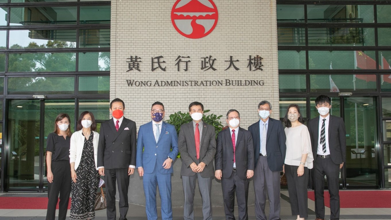 President Prof Leonard K Cheng (middle) receives the delegation of The Chinese Manufacturers' Association of Hong Kong, including Dr Allen Shi Lop Tak (4th left), Dr Ma Kai Yum (4th right), Mr Johnny Yu Wah Yung (3rd left) and Dr Ralph Chow Shui Sang (3rd right).
