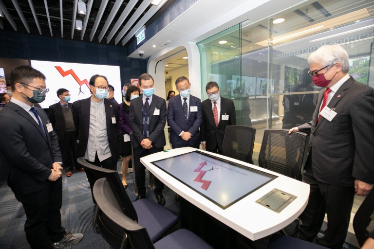 Faculty and staff members of the LEO Dr David P. Chan Data Science Programme introduce the design and teaching facilities of the Learning Resources Centre.