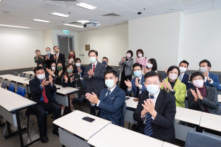 來賓參觀葉廣勤演講室。