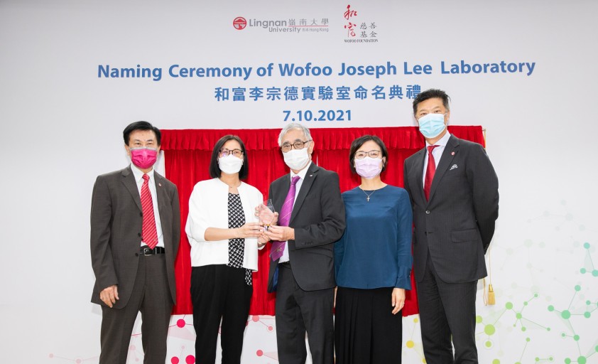 Ms Chan Lai-chu (2nd from left), Mr Andrew Yao (1st from right) and President Leonard K Cheng (1st from left) present a souvenir to Dr Joseph Lee (middle) and Ms Christina Lee (2nd from right) of the Wofoo Social Enterprises.