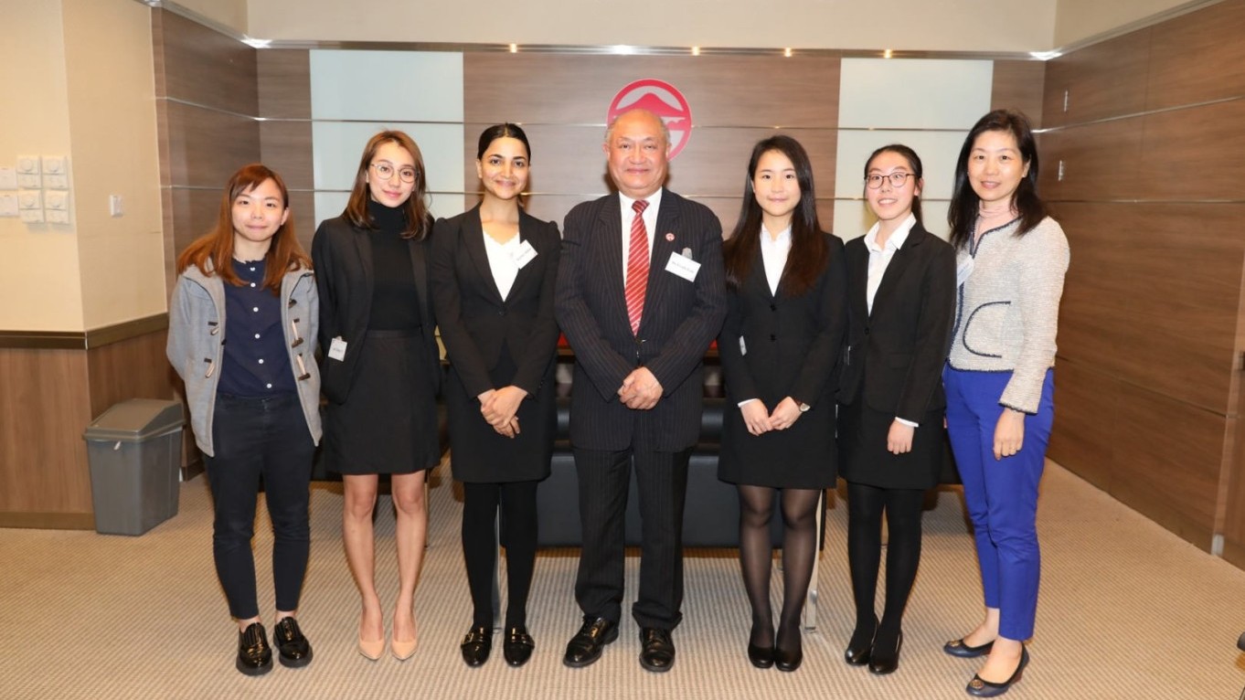 Students supported by Dr Law Sai Kit Frank Student Internship Subsidy Programme 2017/18 share their precious experiences with Dr Frank Law (centre) and staff of Lingnan University.