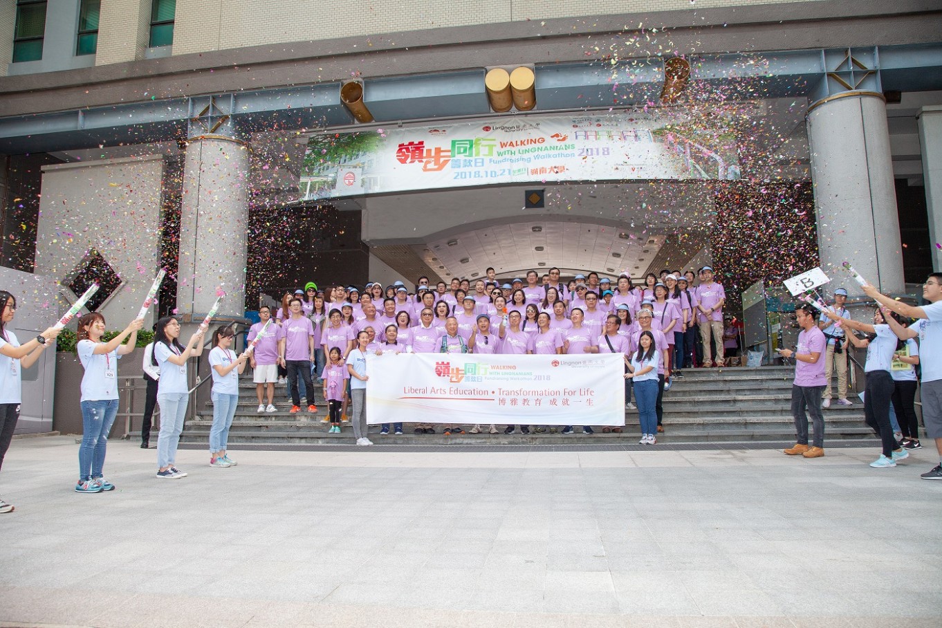 The guest of honour, Secretary for Education, Mr Kevin Yeung Yun-hung, JP (4th from right) kicks off the Walk with a horn-blasting, together with Deputy Chairman of the Council, Mr Simon Ip Shing-hing (3rd from right), President Leonard K Cheng (4th from left), Chairman of Institutional Advancement Committee, Mr Michael Ngai (2nd from right), representatives of sponsors and all participants.