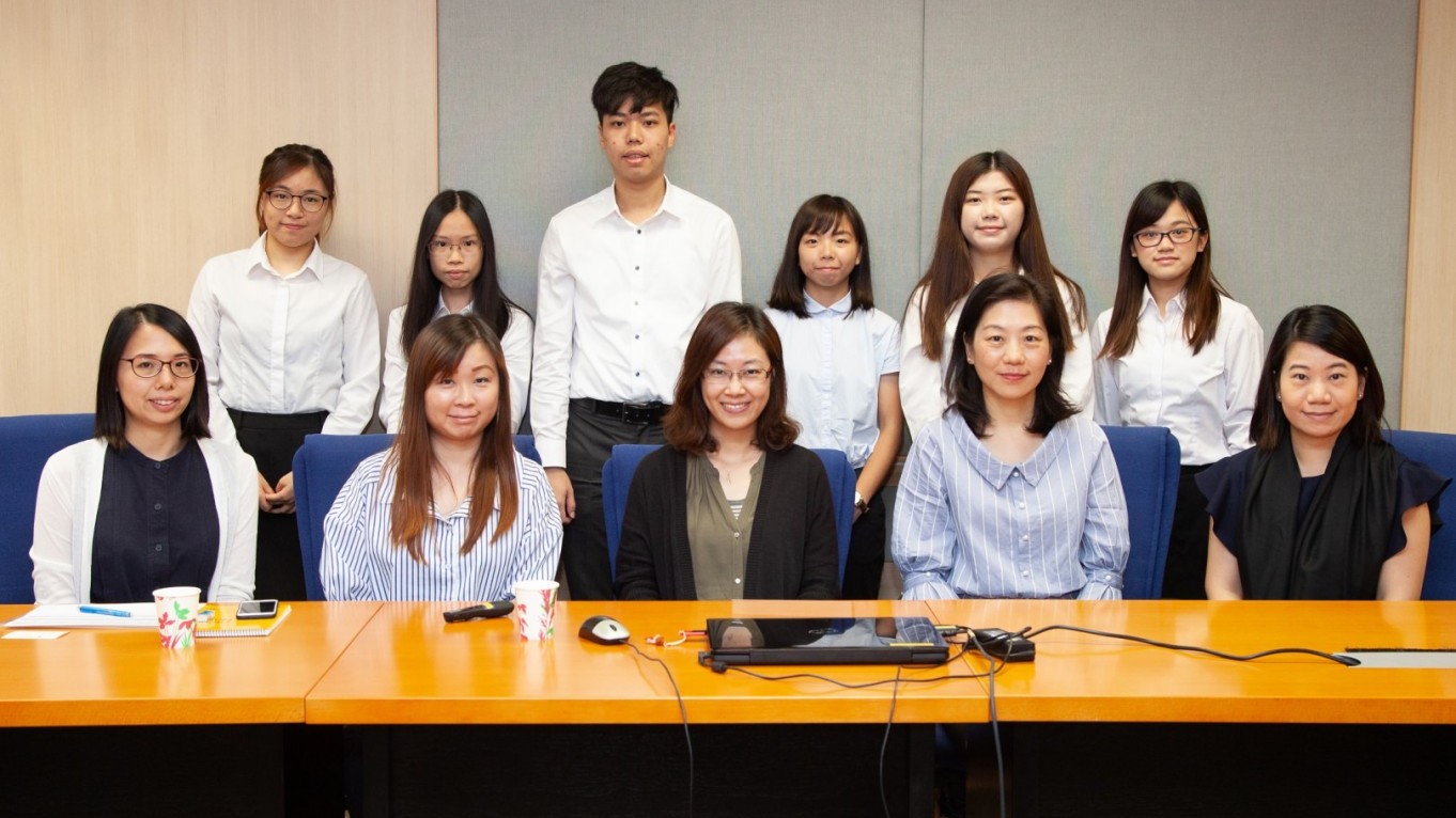 Ms Tobey Yung, (Middle on the front row) Project Manager of Chow Tai Fook Charity Foundation, received by the staff of Office of Global Education and Office of Institutional Advancement and Alumni Affairs of Lingnan University and shared her advice to awardees (2nd row) of Lingnan University – Chow Tai Fook Student Exchange Scholarships.
