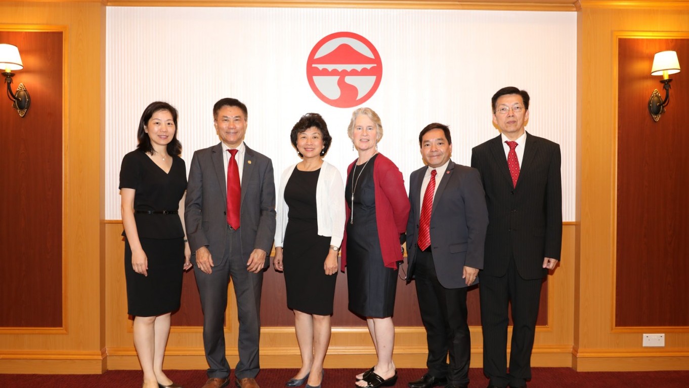 Dr Ding-Jo Currie, President (3rd from left) and Ms Rona Henry, Director of Grants, Programs and Operations (3rd from right) of the Lingnan Foundation met with President Prof Leonard Cheng (2nd from left), Vice-President Prof Mok Ka-ho (2nd from right), Director of Institutional Advancement and Alumni Affairs Mr Matthew Mo (1st from right) and Assistant Director, Institutional Advancement Ms Jessie Law (1st from left).