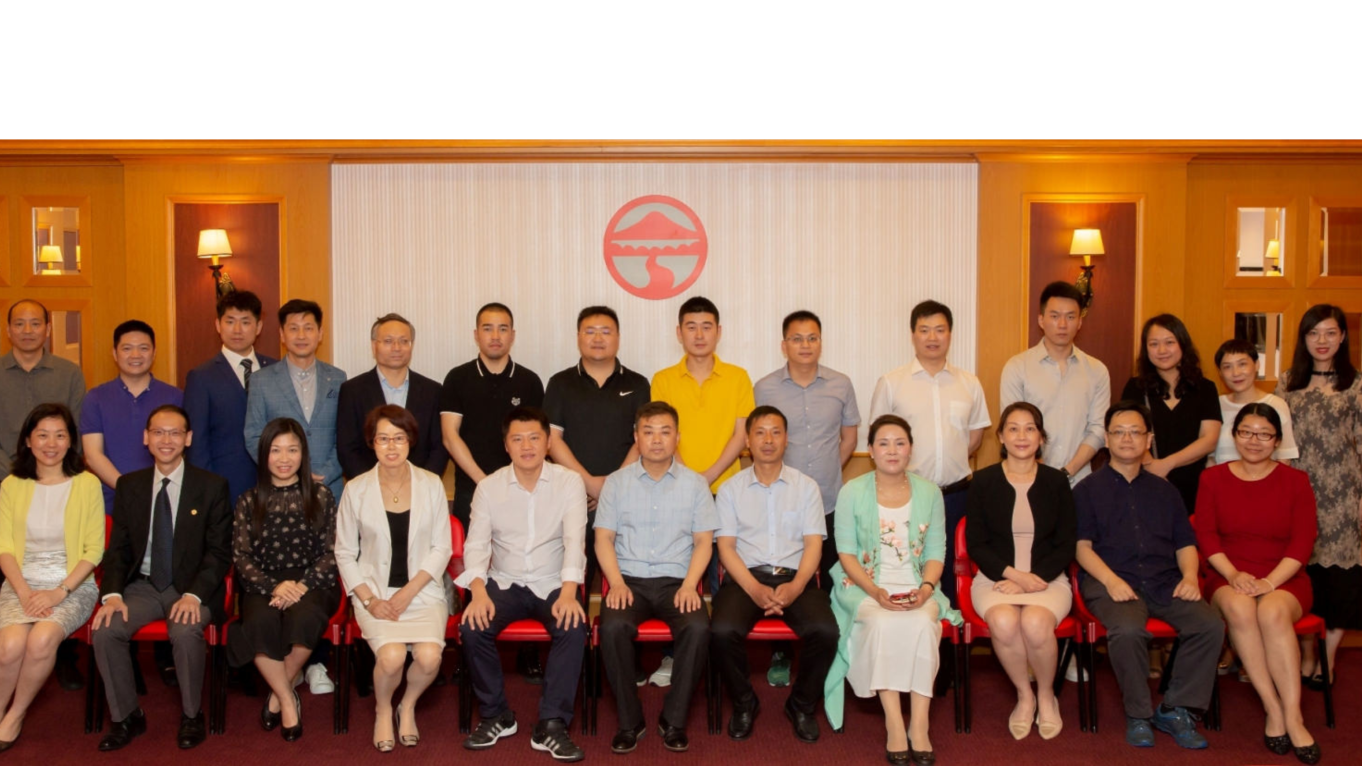 Yang Dong, Deputy Director of the Office, Jiangsu Federation of Industry and Commerce (Jiangsu General Chamber of Commerce) (7th left on the front row), Xu Shounan, Secretary General of Gaochun Federation of Industry & Commerce (5th left on the front row), Xu Guomei, President and CEO of Changzhou Redsun Culture Education Group (4th right on the front row), Zhou Feng, General Manager, Nanjing ChenXu Automotive Parts Co., Ltd. (5th right on the front row), Dai Xianglian, Chairman of Xinghua Dadi Blue Silk Spinning Co., Ltd. (4th left on the front row) and entrepreneurs from Jiangsu to take photo with Prof Ivy Yang, Associate Director of Hong Kong Institute of Business Studies and Director of Entrepreneurship Initiative (3rd right on the front row), Prof Eric See-To, Research Assistant Professor of Department of Computing and Decision Sciences (2nd right on the front row), and Dr Helen Han, Senior Lecturer of Department of Accountancy (1st right on the front row).