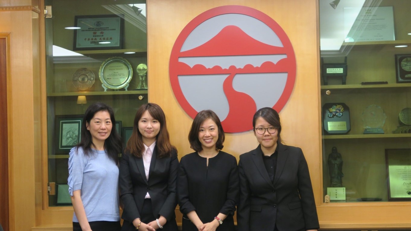 Award recipients from Lingnan University - Chow Tai Fook Student Exchange Scholarships share their experiences with Ms Tobey Yung, Project Manager (2nd from the right) of Chow Tai Fook Charity Foundation and Ms Jessie Law, Assistant Director, Institutional Advancement, Lingnan University (1st from left).