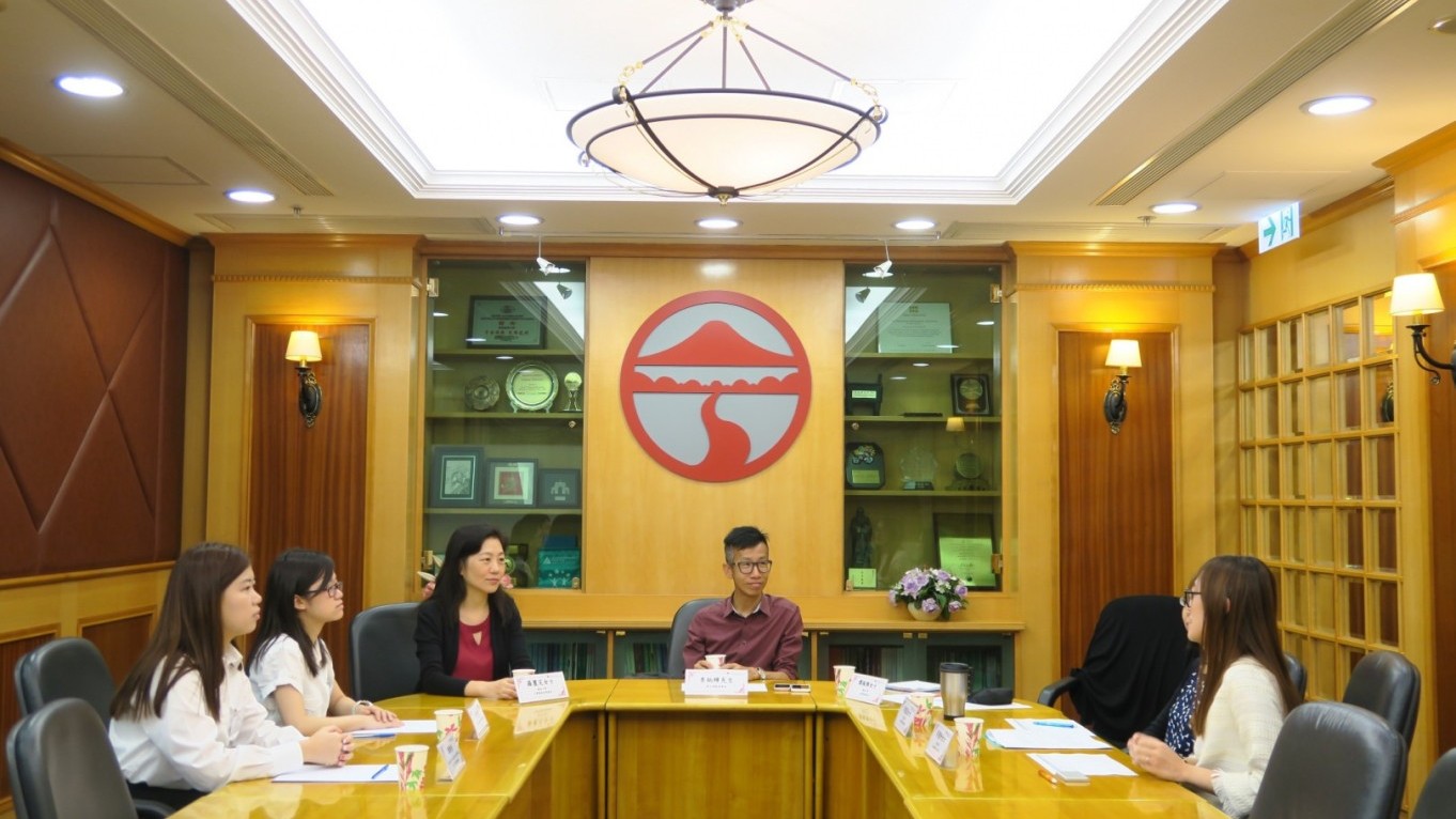 Students share their expectations and plans on exchange and community services with Mr Matthew Lee, Project Manager (4th from the left) of Chow Tai Fook Charity Foundation.
