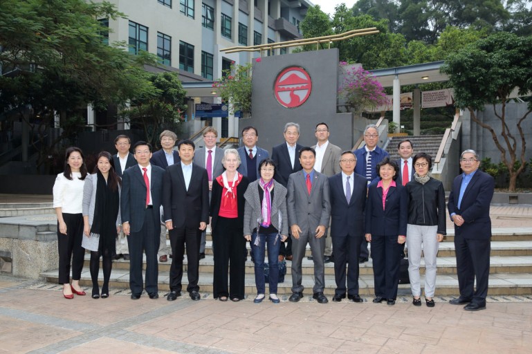 郑国汉校长 (前排右五)、副校长莫家豪教授 (后排右一)、协理副校长王耀宗教授 (后排左四)、署理协理副校长Prof James Pounder (后排左三) 及大学发展及校友事务处处长毛南杰先生 (前排左三) 接待美国岭南基金会董事会成员。