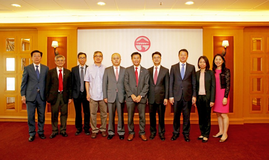 (From left) Mr Matthew Mo, Prof Liu Liming, Mr Kenny Yu, Prof Lin Ping, Mr Zhang Jijing, Chairman and President, President Leonard K Cheng, Mr Steve Kwok, Executive Vice President, Mr Michael Ngai, Council Member and Chairman of Institutional Advancement Committee, Ms Shirley Fong and Ms Jessie Law.