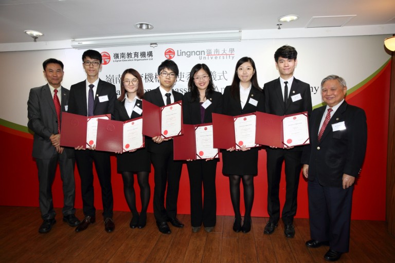 嶺南教育機構主席黃伯鏗博士及鄭國漢校長頒發委任狀予嶺南教育機構大使。