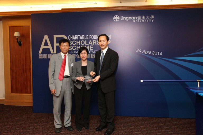 Council Chairman The Hon Bernard Chan, accompanied by President Leonard K Cheng, present a souvenir to Ms Annie Choi, Commissioner of Insurance of the HKSAR Government, for her kind presence and support to the Scholarship Scheme.