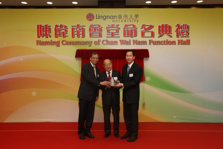 President Chan Yuk-Shee (left) and Council Chairman The Hon Bernard Charnwut Chan (right) present a souvenir to Mr Chan Wai-nam.