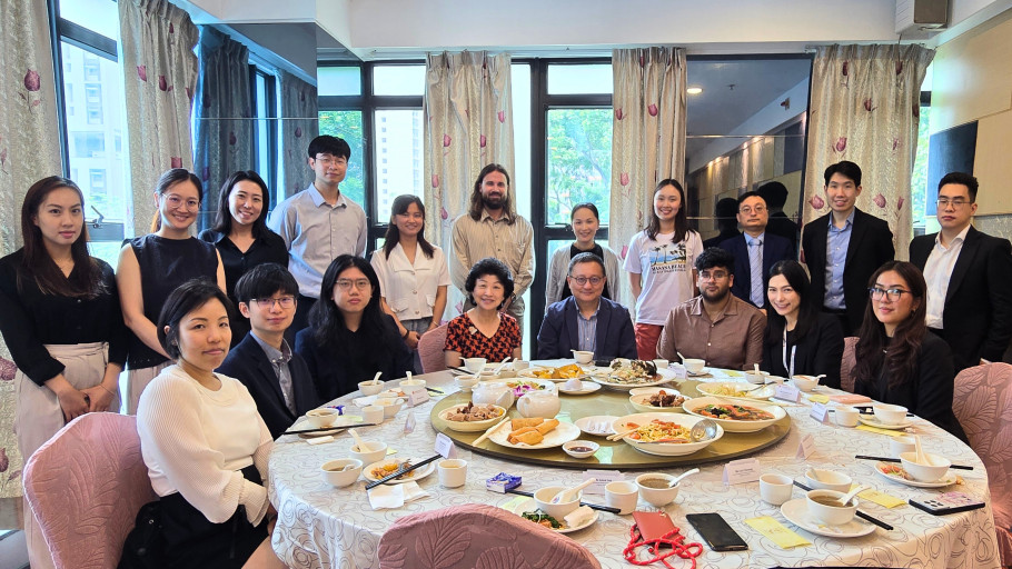 Dr Currie (4th from left) and Mr Heuer (6th from left in the 2nd row) have lunch together with Mr Ernest Chan Chi-man, Vice-President (Administration) of Lingnan University (4th from the right), and the Lingnan staff and students. 